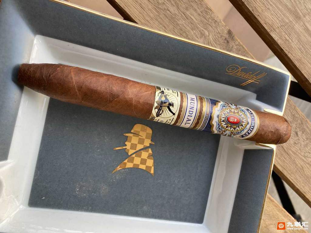 今天的乱风天气其实不太适合抽茄,风向捉摸不定,雪茄也在中段逐渐开始