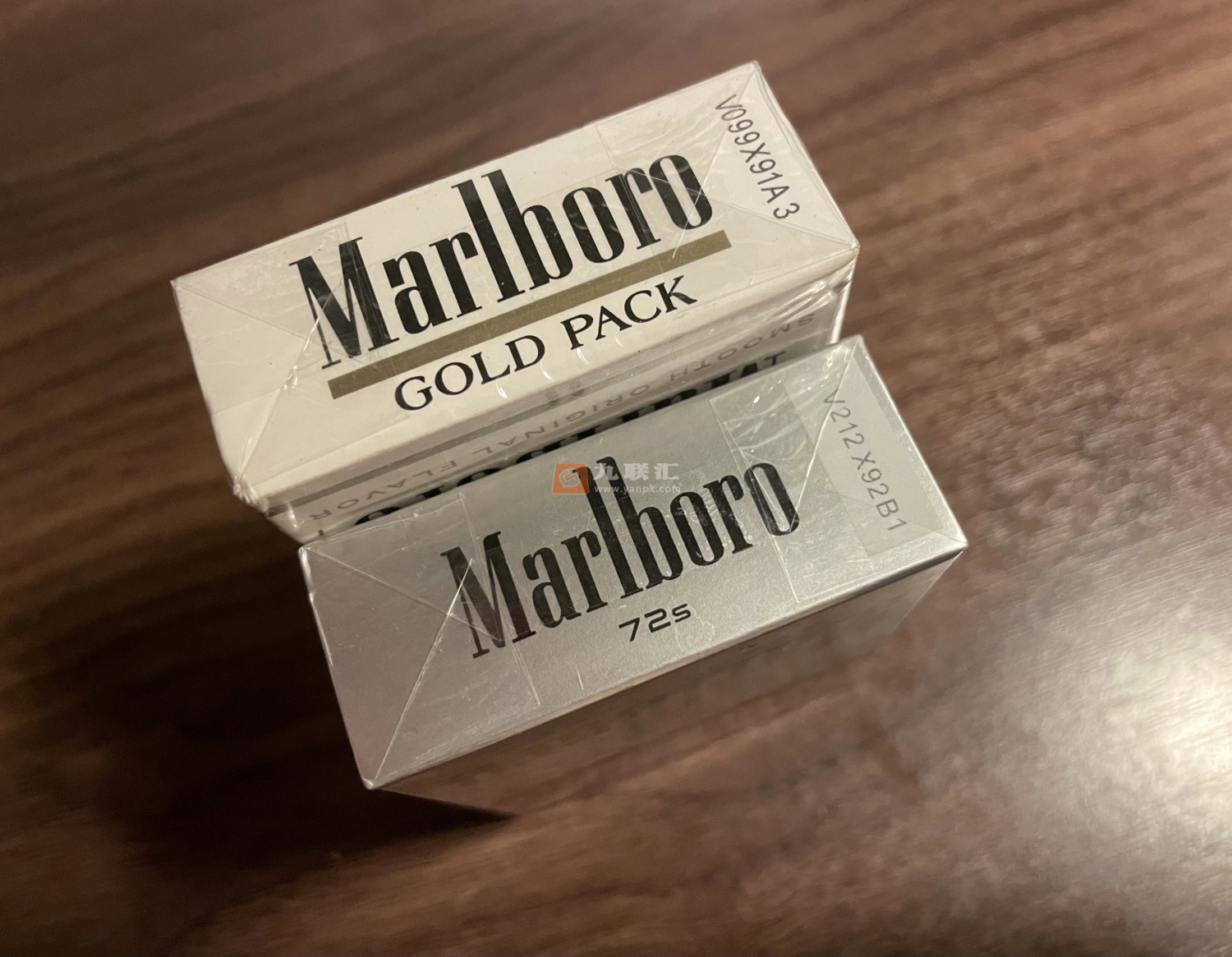 网上买的美税白金万宝路和72s没有税标是假烟吗