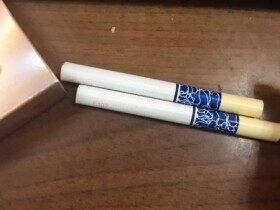 硬蓝利群烟嘴华丽味道一般感觉还是软红利性价比高