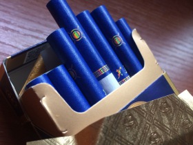 35的芙蓉王硬蓝新版,改款后包装上细节变化不大,打开包装我惊讶了