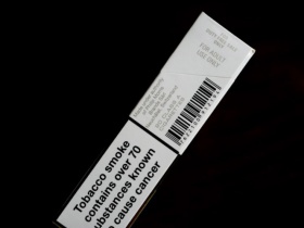 荷兰免税硬白金万宝路