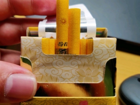 金一品荷花确实好,这包装太美了,抽着也不错,还有爆珠总体评价:好vip