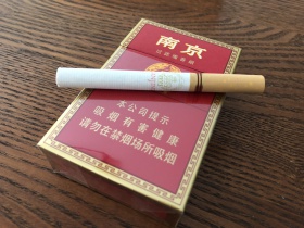 红南京,洛阳出差时13元一包买的,口感实打实的醇厚,感觉比18元的蓝天