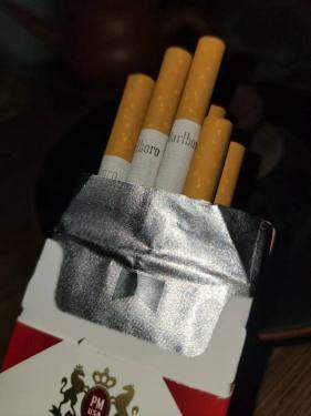 万宝路(硬红短美产免税)