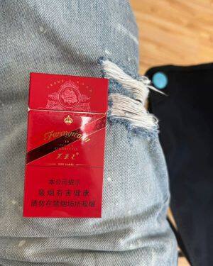 芙蓉王(硬红带细支)